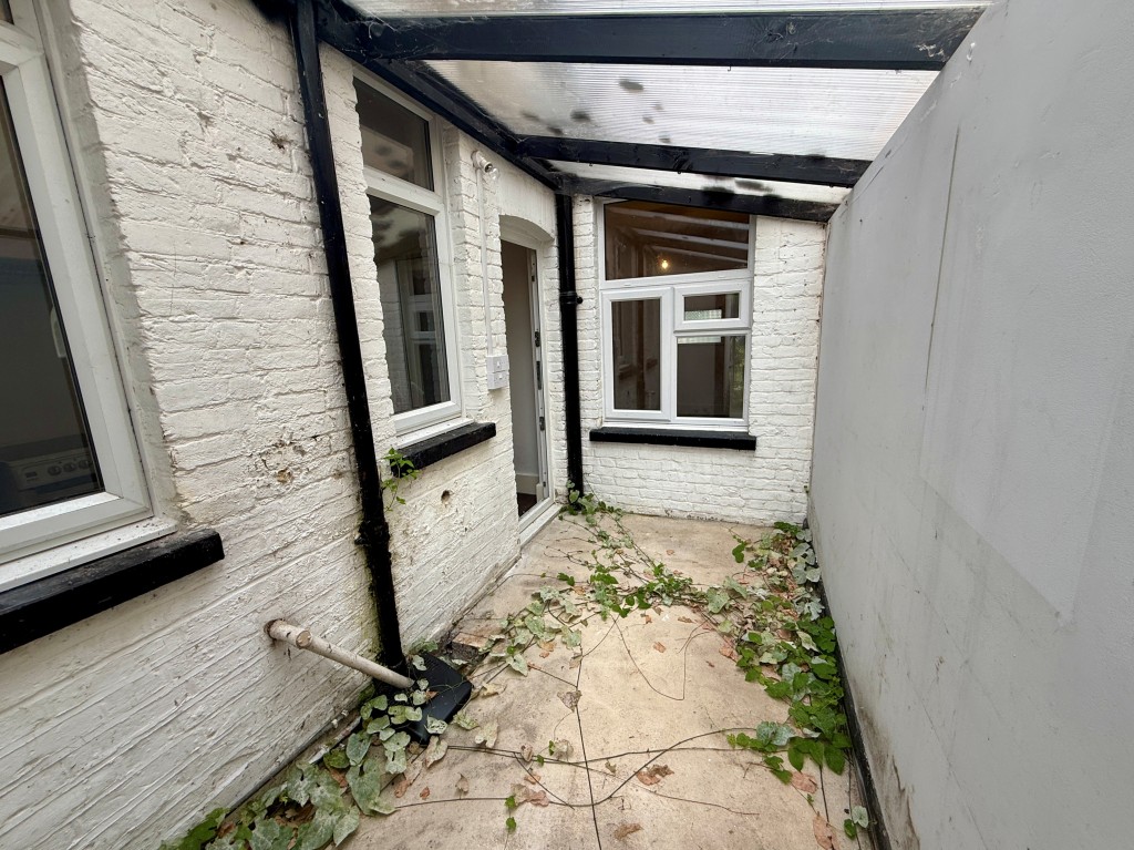 Lot: 112 - TWO-BEDROOM GROUND FLOOR FLAT WITH GARDEN - Lean to
